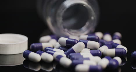 Medizinische-Tabletten-Und-Pillen-Pharmaindustrie-Gesundheitswesen-Medikamente-Kapseln-Drehend