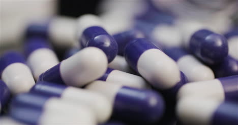 Tabletas-Y-Píldoras-Médicas-Industria-Farmacéutica-Medicamentos-Para-La-Salud-Cápsulas-Giratorias-1