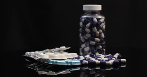 Medizin-Apotheken-Konzept-Extreme-Nahaufnahme-Von-Pillenblistern-Mit-Rotierenden-Antibiotika-Ampullen