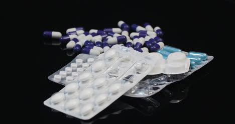 Medizinische-Tabletten-Und-Pillen-Pharmaindustrie-Gesundheitswesen-Medikamente-Kapseln-Um-16-.-Drehbar