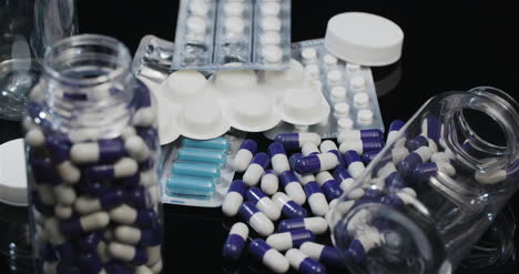 Medizinische-Tabletten-Und-Pillen-Pharmaindustrie-Gesundheitswesen-Medikamente-Kapseln-Drehbar-4-Rotating