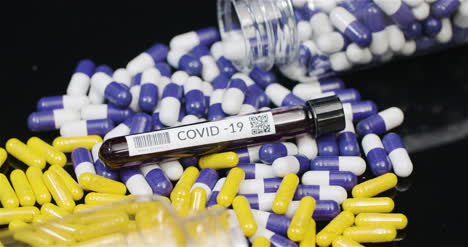 médico-Tablets-Covid-19-Sample-Tube-And-Pills-Rotating-Pharmaceutical-Industry