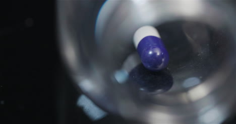 Einzelne-Medizinische-Pille-In-Einer-Kleinen-Flasche,-Die-Auf-Schwarzem-Hintergrund-Rotiert-4
