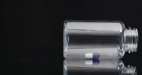 Einzelne-Medizinische-Pille-In-Kleiner-Flasche,-Die-Auf-Schwarzem-Hintergrund-Rotiert-6