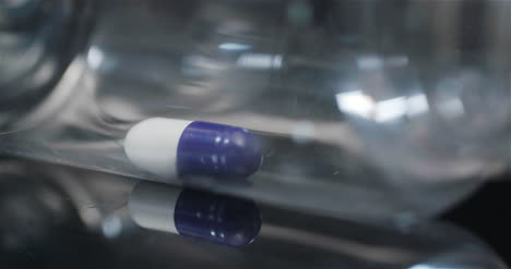 Einzelne-Medizinische-Pille-In-Kleiner-Flasche,-Die-Auf-Schwarzem-Hintergrund-Rotiert-7
