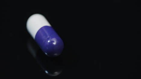 Medizin-Apotheken-Konzept-Extreme-Nahaufnahme-Der-Pille,-Die-Auf-Schwarzem-Hintergrund-Rotiert