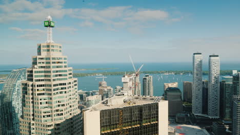 Blick-Von-Einem-Hohen-Gebäude-Auf-Die-Stadt-Toronto-Und-Die-Bucht,-In-Der-Yachten-Schwimmen