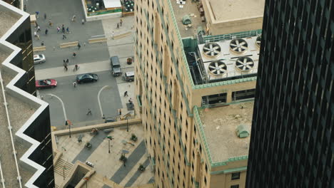 Blick-Auf-Torontos-Belebte-Straße-Und-Wolkenkratzer-Unter-Winzigen-Fußgängern-Gehen