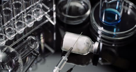 Laborausrüstung:-Spritzen--Und-Medizin-Reagenzgläser-Und--Kolben-Rotieren-Auf-Schwarzem-Hintergrund-7