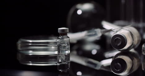 Laborausrüstung:-Spritzen--Und-Medizin-Reagenzgläser-Und--Kolben-Rotieren-Auf-Schwarzem-Hintergrund-9