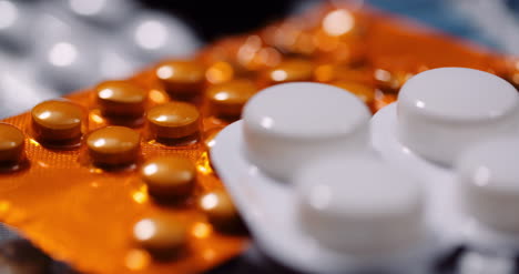 Varias-Píldoras-Médicas-Drogas-Fondo-Negro-Industria-Farmacéutica-Analgésicos-Giratorio