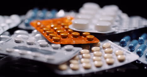Verschiedene-Medizinische-Pillen-Drogen-Schwarzer-Hintergrund-Pharmaindustrie-Schmerzmittel-Rotierende-9
