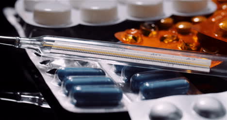 Verschiedene-Medizinische-Pillen-Drogen-Schwarzer-Hintergrund-Pharmaindustrie-Schmerzmittel-Rotierend-12