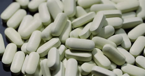 Medizinische-Tabletten-Und-Pillen-Rotierende-Pharmazeutische-Industrie-Medikamente-Pillen-Isoliert-Auf-Schwarzem-Hintergrund