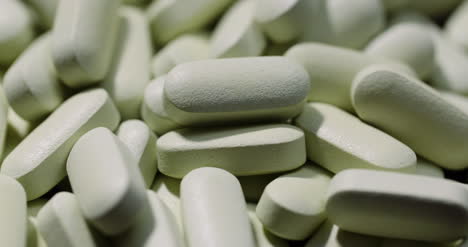 Medizinische-Tabletten-Und-Pillen-Rotierende-Pharmazeutische-Industrie-Medikamente-Pillen-Isoliert-Schwarzer-Hintergrund