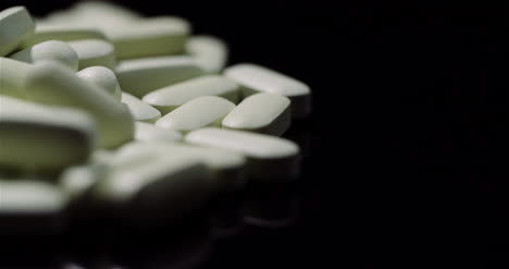 Tabletas-Y-Píldoras-Médicas-Que-Giran-Las-Píldoras-De-Drogas-De-La-Industria-Farmacéutica-Aislado-Fondo-Negro-2