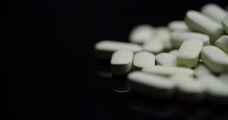 Medizinische-Tabletten-Und-Pillen-Rotierende-Pharmazeutische-Industrie-Medikamente-Pillen-Isoliert-Auf-Schwarzem-Hintergrund-3