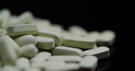 Medizinische-Tabletten-Und-Pillen-Rotierende-Pharmazeutische-Industrie-Medikamente-Pillen-Isoliert-Auf-Schwarzem-Hintergrund-5