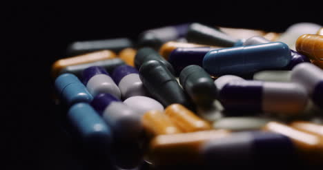 Varias-Píldoras-Médicas-Drogas-Fondo-Negro-Industria-Farmacéutica-Analgésicos-Giratorio-16