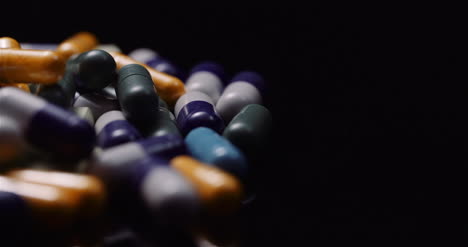 Varias-Píldoras-Médicas-Drogas-Fondo-Negro-Industria-Farmacéutica-Analgésicos-Giratorio-2