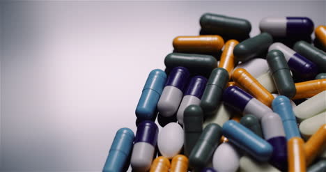 Varias-Píldoras-Médicas-Drogas-Fondo-Negro-Industria-Farmacéutica-Analgésicos-Giratorio-3