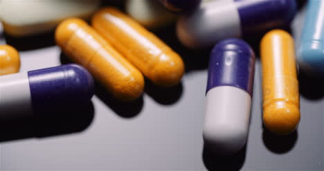 Verschiedene-Medizinische-Pillen-Drogen-Schwarzer-Hintergrund-Pharmaindustrie-Schmerzmittel-Rotierend-5