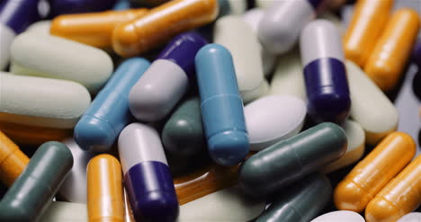 Verschiedene-Medizinische-Pillen-Medikamente-Schwarzer-Hintergrund-Pharmaindustrie-Schmerzmittel-Rotierende-7