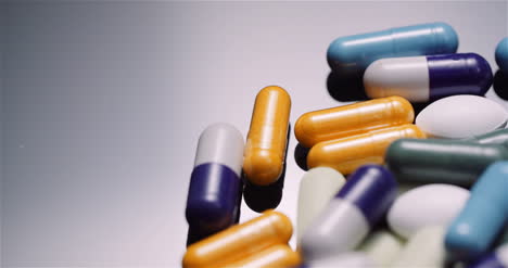 Verschiedene-Medizinische-Pillen-Drogen-Schwarzer-Hintergrund-Pharmaindustrie-Schmerzmittel-Rotierende-8