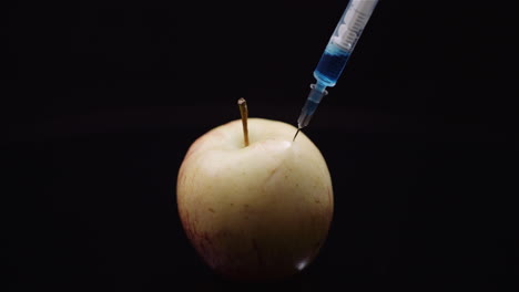 Spritze-Zur-Genetischen-Veränderung-Von-Lebensmitteln,-Die-Flüssigkeit-In-Das-Konzept-Der-Apfel-GVO-Modifikation-Injiziert
