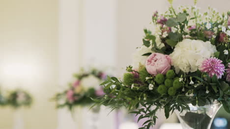 Hochzeitsempfangsort-Mit-Weißer-Blumendekoration-5
