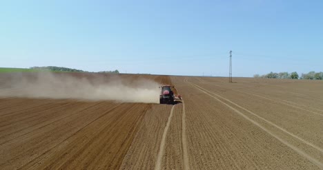 Antenne-Des-Traktors-Auf-Dem-Erntefeld,-Das-Landwirtschaftliches-Feld-Pflügt-8