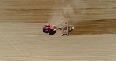 Antena-Del-Tractor-En-El-Campo-De-Cosecha-Arando-El-Campo-Agrícola-9