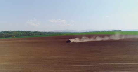 Traktor,-Der-In-Einem-Schönen,-Geräumigen-Landwirtschaftlichen-Feld-Arbeitet-3