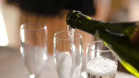 Champagner-In-Gläser-Gießen-Hochzeitsfeier-1