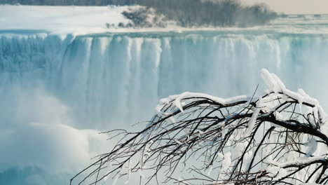 Winter-Bei-Niagara-Falls-Mit-Eis-Und-Schnee-Gefroren-08