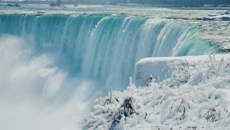 Winter-At-Niagara-Falls-Frozen-With-Ice-And-Snow-14
