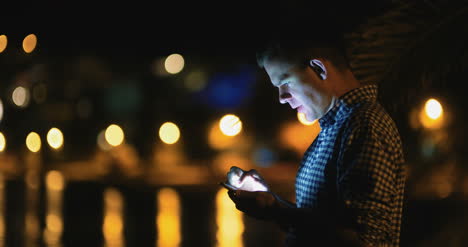 Mitternachtsmann-Mit-Smartphone-Beim-Eintippen-Von-SMS