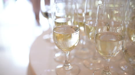 Champagner-Viele-Sektflöten-Mit-Prickelndem-Champagner-3