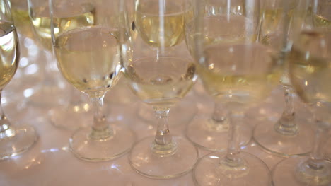 Champagner-Viele-Sektflöten-Mit-Prickelndem-Champagner-4