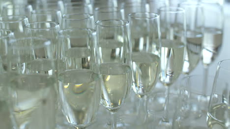 Champagner-Viele-Sektflöten-Mit-Prickelndem-Champagner-6