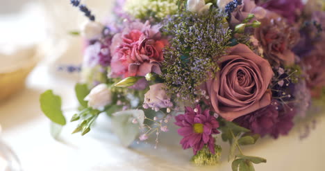 Geschmückter-Tisch-Für-Ein-Hochzeitsessen-Mit-Blumen