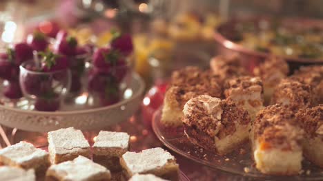 Nahaufnahme-Von-Süßigkeiten-Und-Kuchen-Auf-Dem-Tisch-Bei-Der-Hochzeitsfeier-1