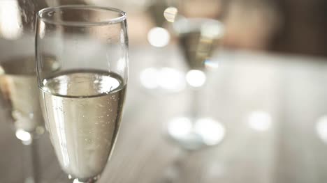 Champagner-In-Gläser-Gießen-Hochzeitsfeier-3