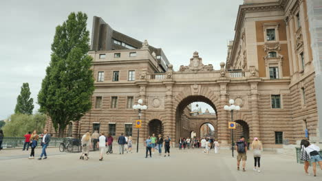 Arco-Del-Parlamento-Y-La-Famosa-Calle-Drottninggatan-En-Estocolmo,-Lugar-Popular-Entre-Los-Turistas
