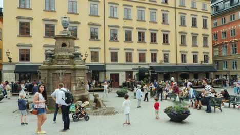 Der-Platz-Der-Altstadt-Im-Zentrum-Von-Gamla-Stan-Viele-Touristen-Ruhen-Sich-Hier-Aus-Und-Bewundern-Die-Schönheit