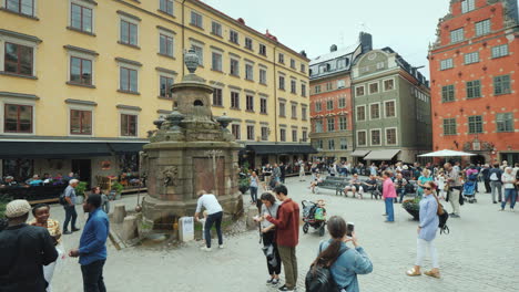 Der-Platz-Der-Altstadt-Im-Zentrum-Von-Gamla-Stan-Viele-Touristen-Ruhen-Sich-Hier-Aus-Und-Bewundern-Die-Schönheit