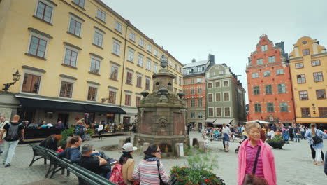 Der-Platz-Der-Altstadt-Im-Zentrum-Von-Gamla-Stan-Viele-Touristen-Ruhen-Sich-Hier-Aus-Und-Bewundern-Die-Schönheit