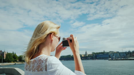 Ein-Junger-Tourist-Fotografiert-Mit-Einer-Retro-Kamera-Schöne-Aussichten-Auf-Stockholm