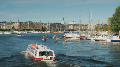 Embarcaciones-De-Recreo-Con-Turistas-Nadan-A-Lo-Largo-Del-Río-En-La-Ciudad-De-Estocolmo-Turismo-En-Escandinavia-Co