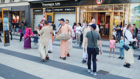 Un-Grupo-De-Alegres-Liebres-Krishnas-Baila-Y-Canta-En-El-Centro-De-Estocolmo